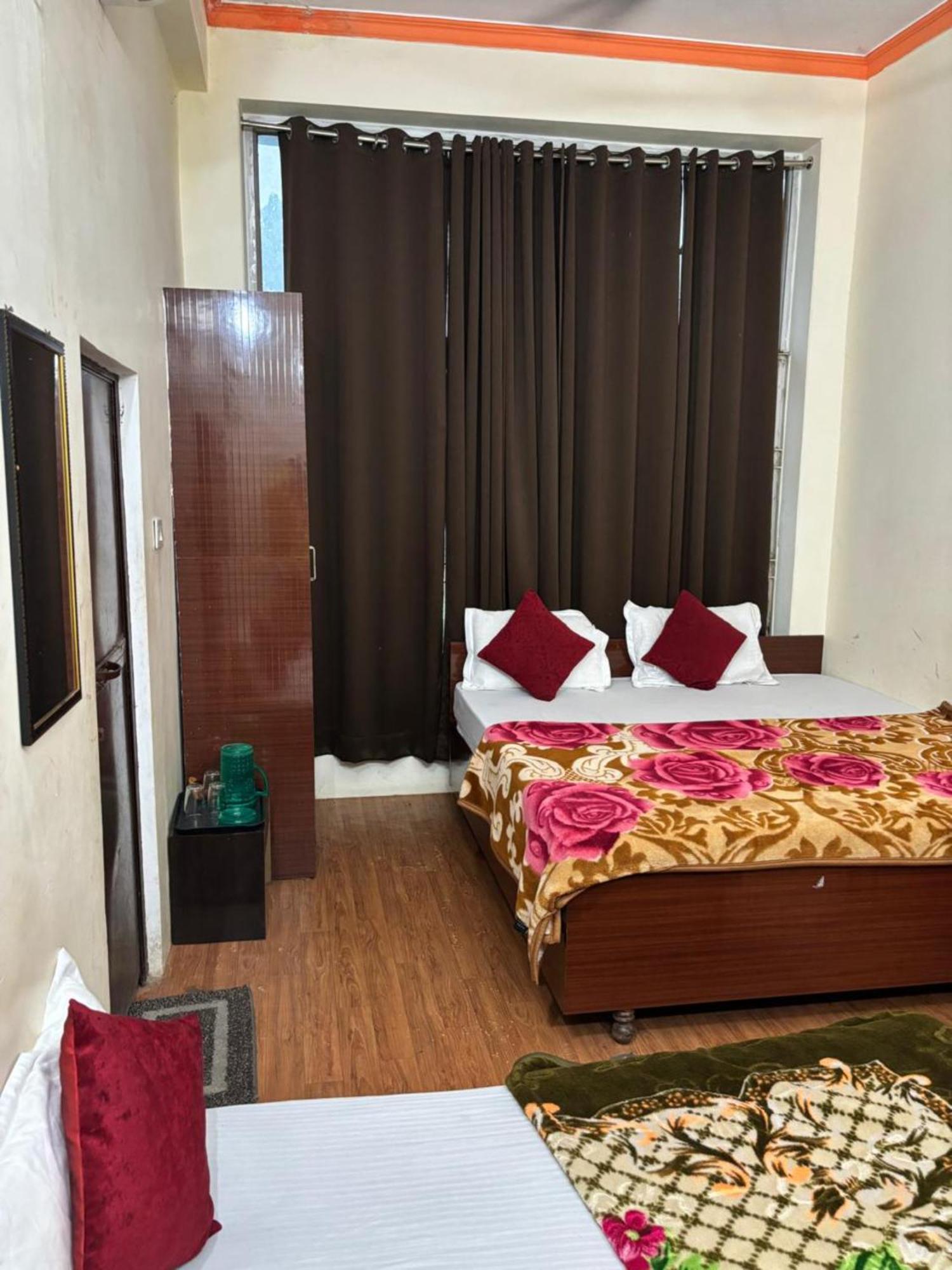 Goroomgo Varanasi Paradise Varanasi - Parking & Restaurant Available - Perfect Location And Comfortable Room Екстериор снимка