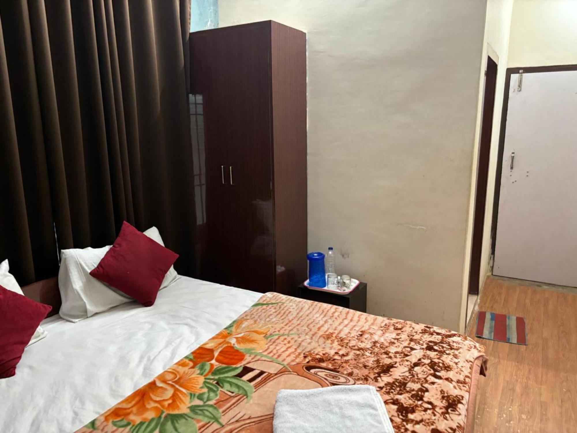 Goroomgo Varanasi Paradise Varanasi - Parking & Restaurant Available - Perfect Location And Comfortable Room Екстериор снимка